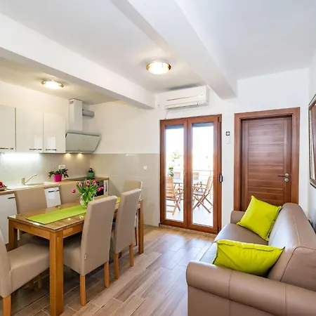 Lota Ferienhaus Starigrad Paklenica