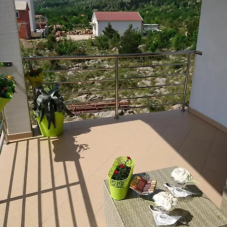 Lota Ferienhaus Starigrad Paklenica